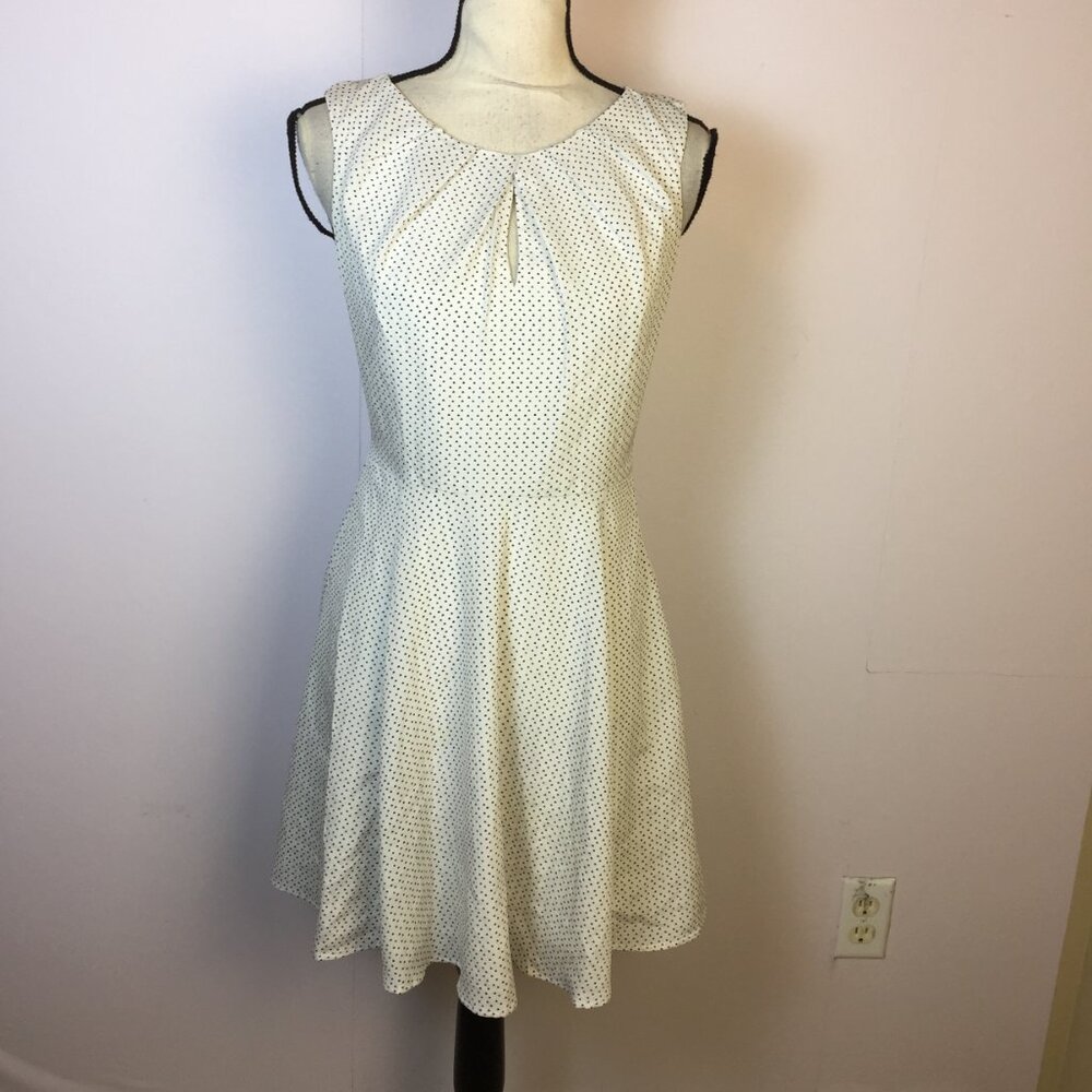 Express Fit & Flare Dress Sz 6 Womans White Black Dot Sleeveless Keyhole Pleated